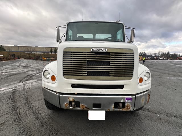Image of Freightliner FL112 equipment image 2