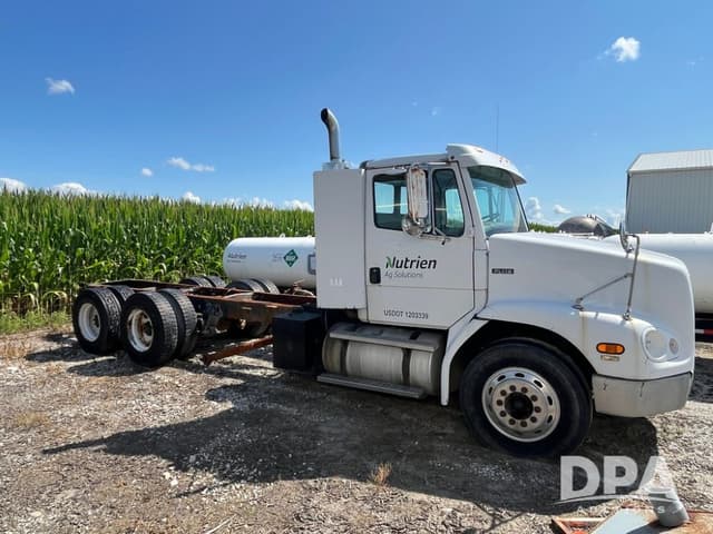Image of Freightliner FL112 equipment image 3