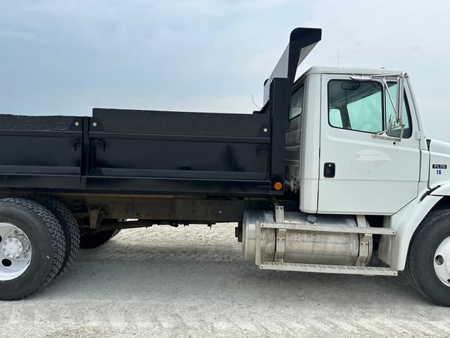 Image of Freightliner FL70 equipment image 4