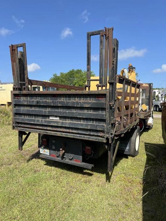 Image of Freightliner FL70 equipment image 3