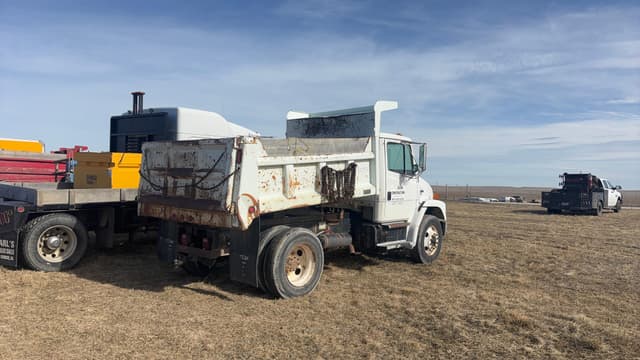 Image of Freightliner FL70 equipment image 4