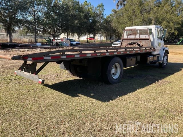 Image of Freightliner FL70 equipment image 4