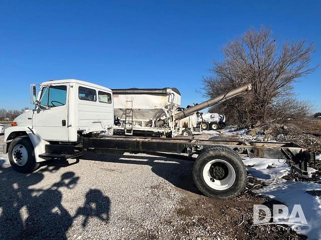 Image of Freightliner FL70 equipment image 2