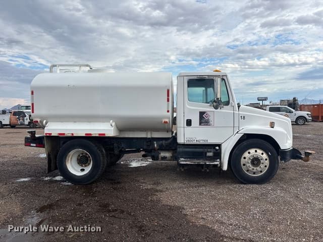 Image of Freightliner FL70 equipment image 3