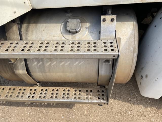 Image of Freightliner FLD equipment image 4