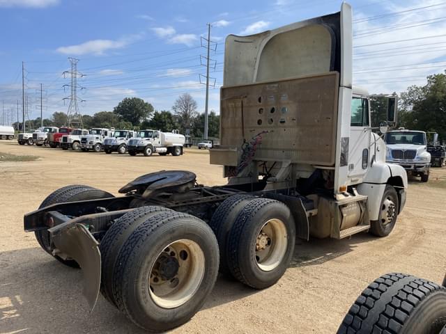 Image of Freightliner FLD equipment image 2