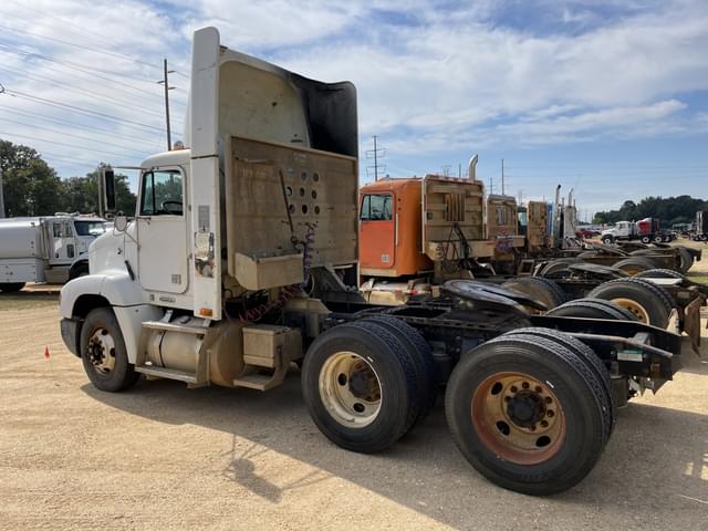 Image of Freightliner FLD equipment image 1