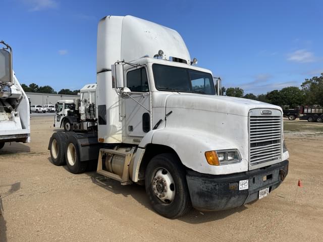 Image of Freightliner FLD equipment image 3