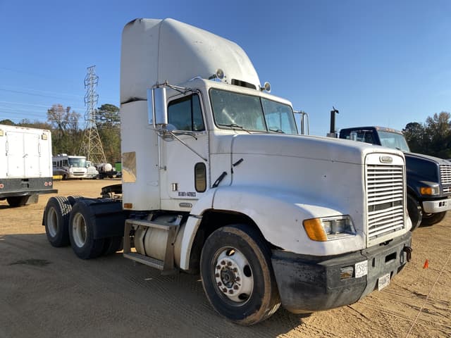 Image of Freightliner FLD equipment image 3