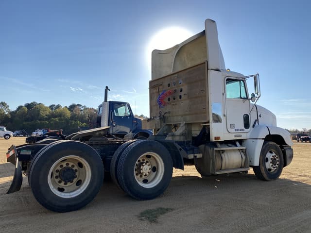 Image of Freightliner FLD equipment image 2