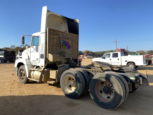 Image of Freightliner FLD equipment image 1