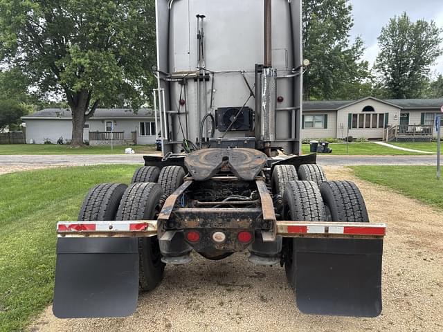 Image of Freightliner FLD equipment image 2