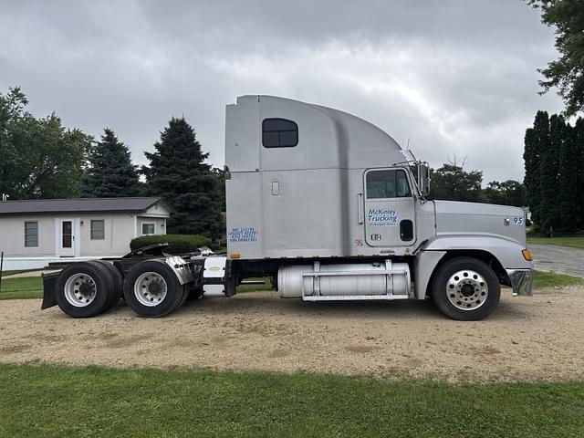 Image of Freightliner FLD equipment image 4
