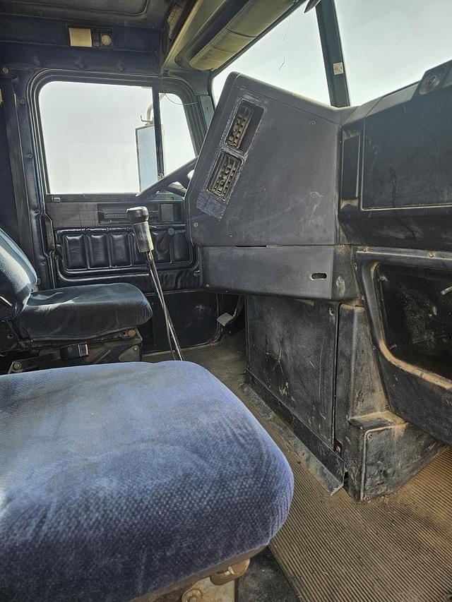 Image of Freightliner FLD112 equipment image 4