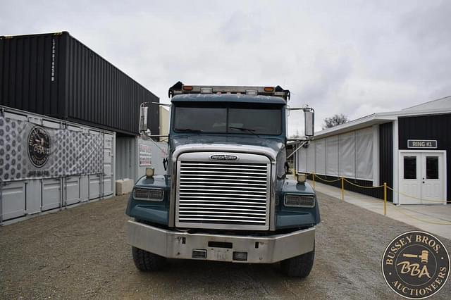 Image of Freightliner FLD112 equipment image 3