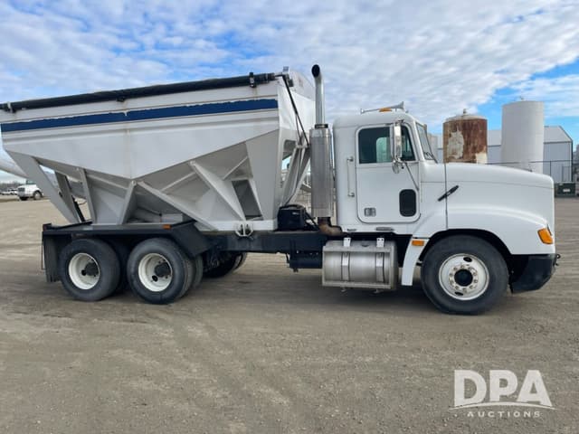 Image of Freightliner FLD112 equipment image 3