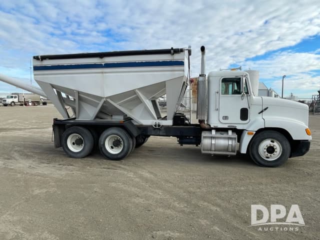 Image of Freightliner FLD112 equipment image 4