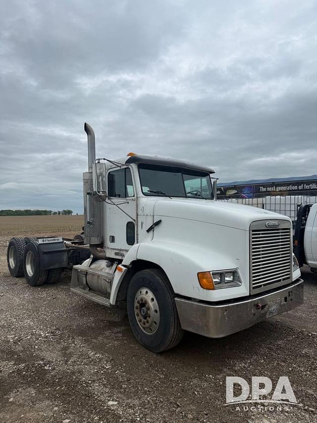 Image of Freightliner FLD112 equipment image 2