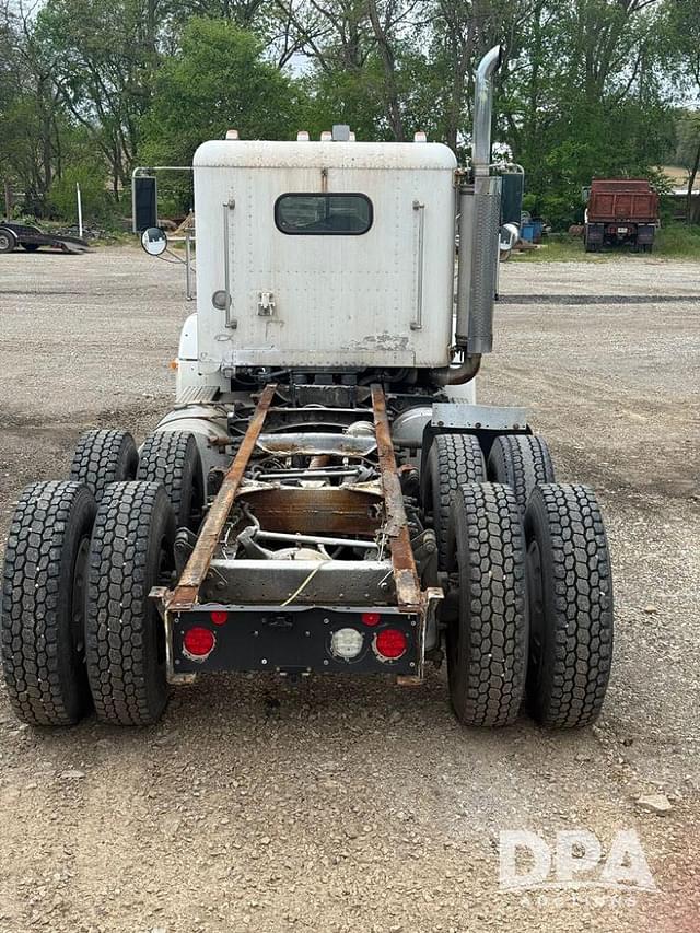 Image of Freightliner FLD112 equipment image 4