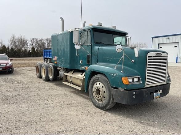 Image of Freightliner FLD120 equipment image 2