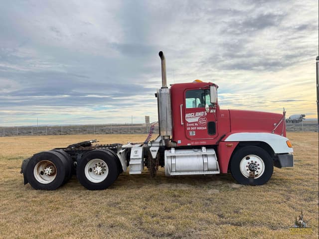 Image of Freightliner FLD120 equipment image 4