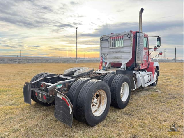 Image of Freightliner FLD120 equipment image 3