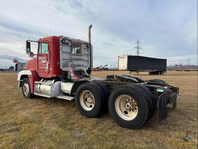 Image of Freightliner FLD120 equipment image 1