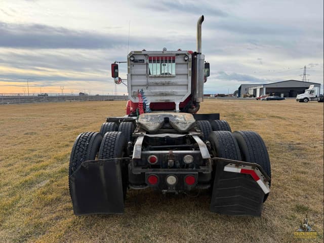 Image of Freightliner FLD120 equipment image 2