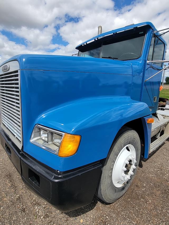 Image of Freightliner FLD120 equipment image 4