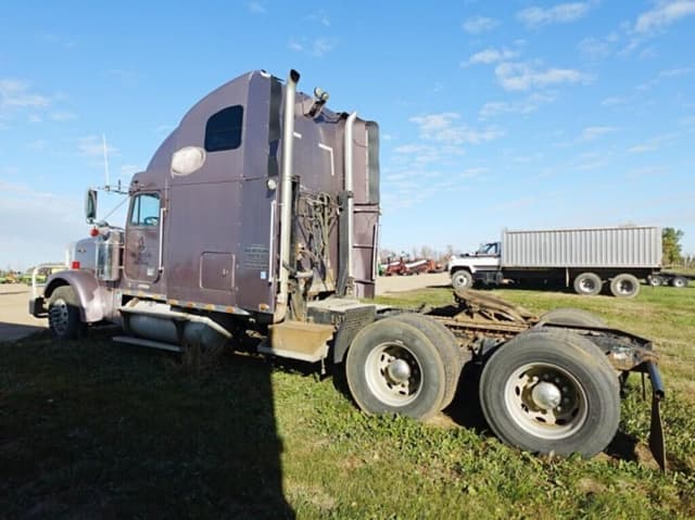 Image of Freightliner FLD120 equipment image 3