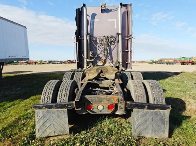 Image of Freightliner FLD120 equipment image 4