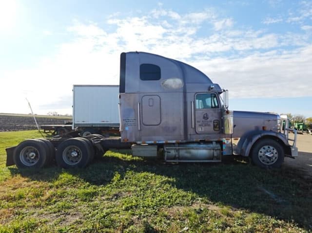 Image of Freightliner FLD120 equipment image 2