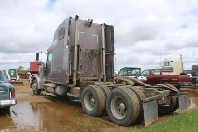 Image of Freightliner FLD120 equipment image 3