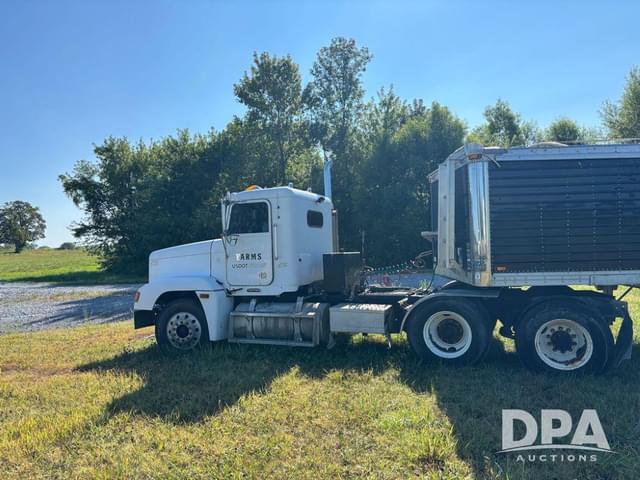 Image of Freightliner FLD120 equipment image 2