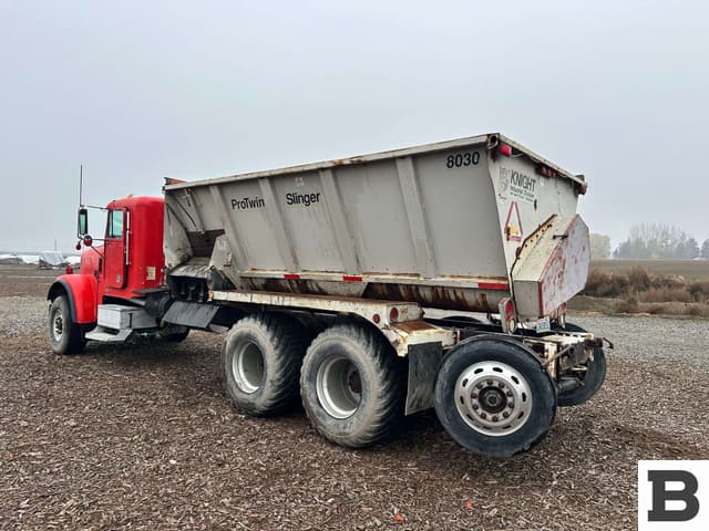 Image of Freightliner FLD120SD equipment image 3