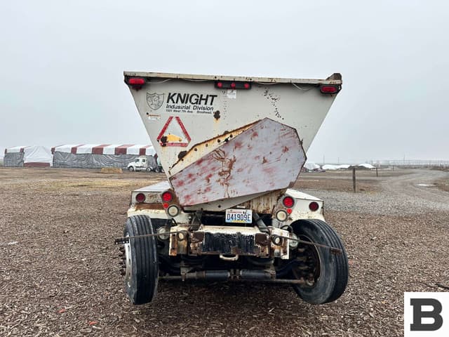 Image of Freightliner FLD120SD equipment image 4