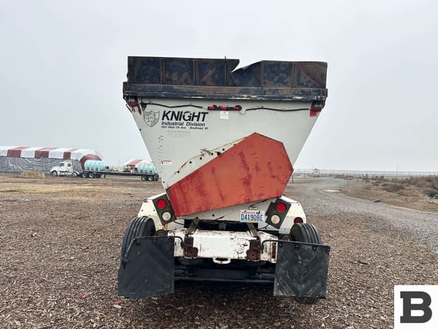 Image of Freightliner FLD120SD equipment image 4