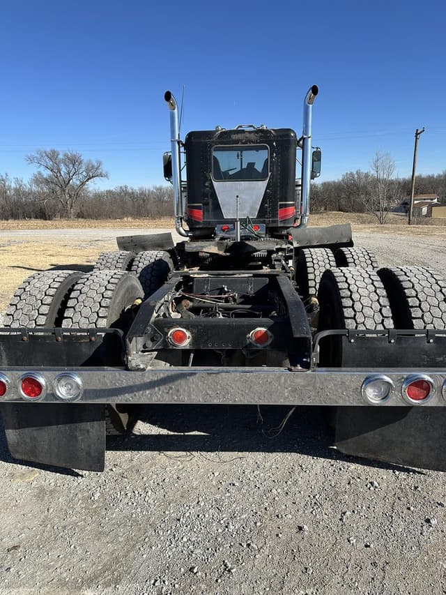 Image of Freightliner FLD132 Classic XL equipment image 4