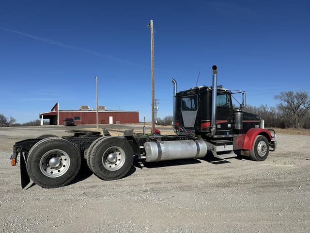 Image of Freightliner FLD132 Classic XL equipment image 3