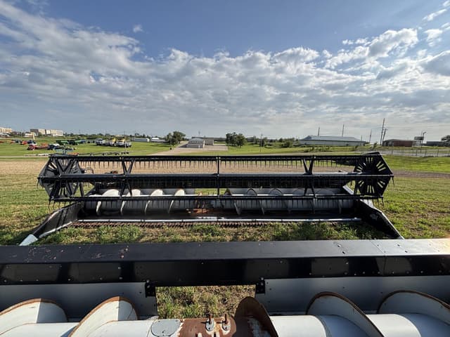 Image of Gleaner 800 equipment image 1