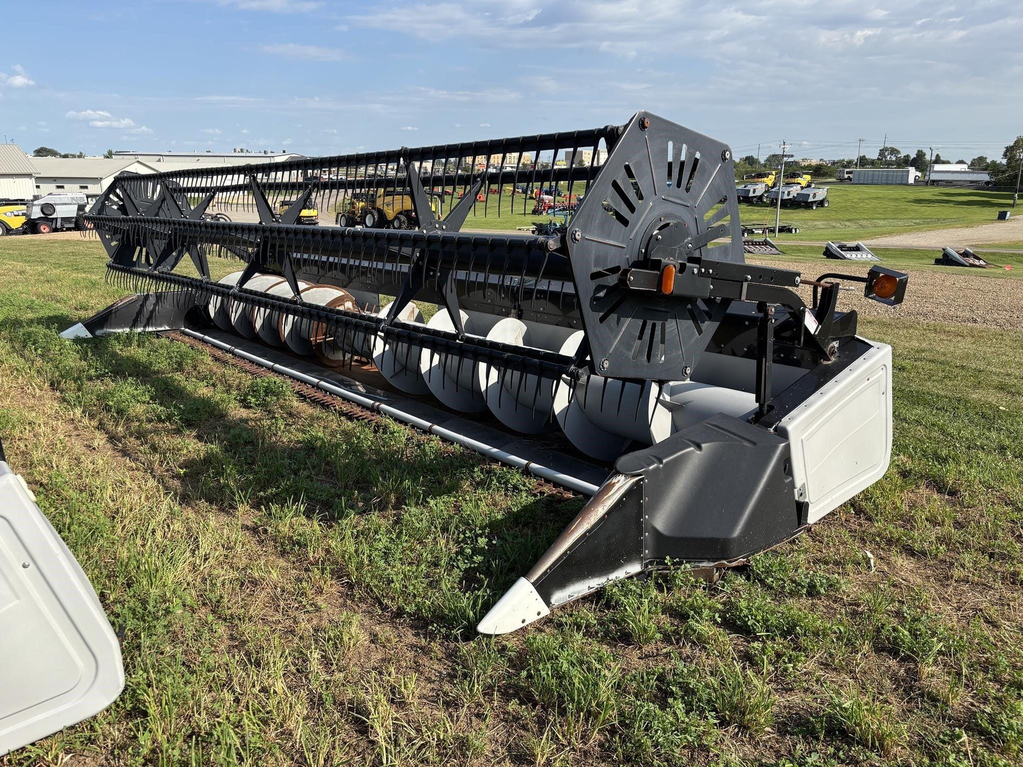 1997 Gleaner 800 Equipment Image0