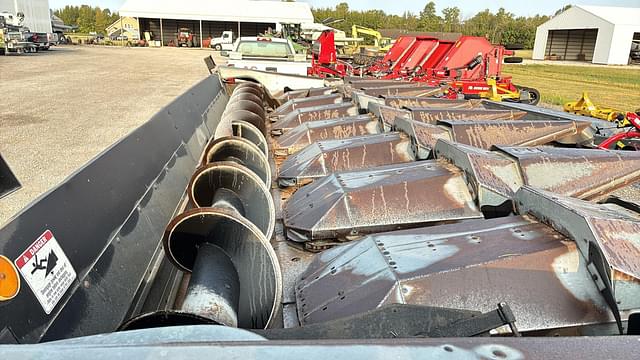 Image of Gleaner 830 equipment image 2