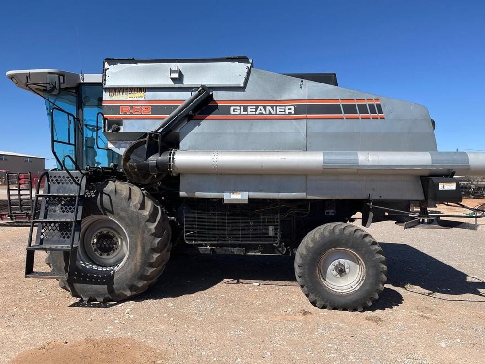 1997 Gleaner R62 Equipment Image0