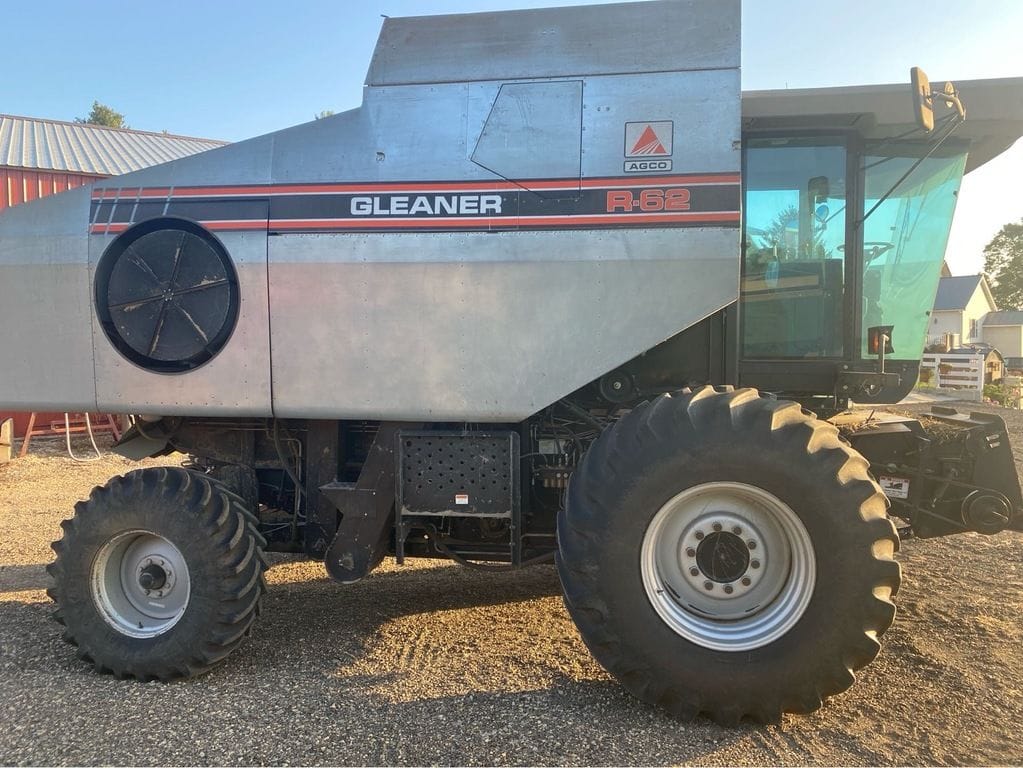 1997 Gleaner R62 Equipment Image0