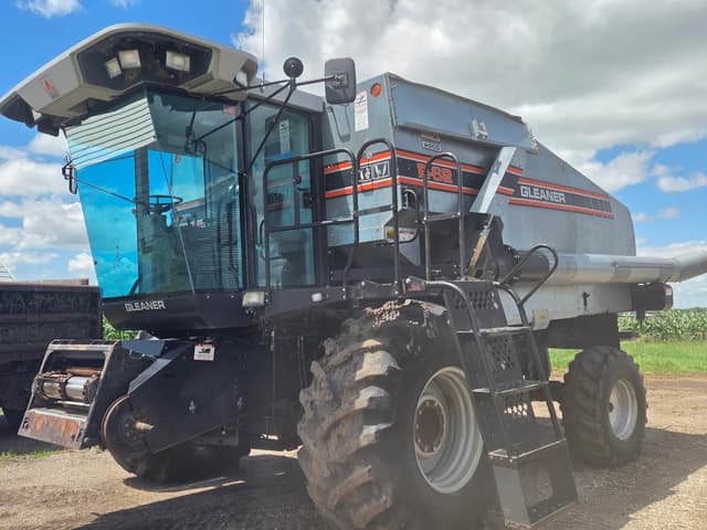 Image of Gleaner R62 equipment image 1