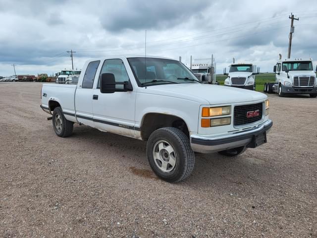 Image of GMC Sierra 1500 equipment image 1