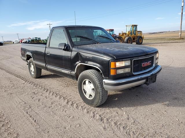 Image of GMC Sierra 1500 equipment image 1