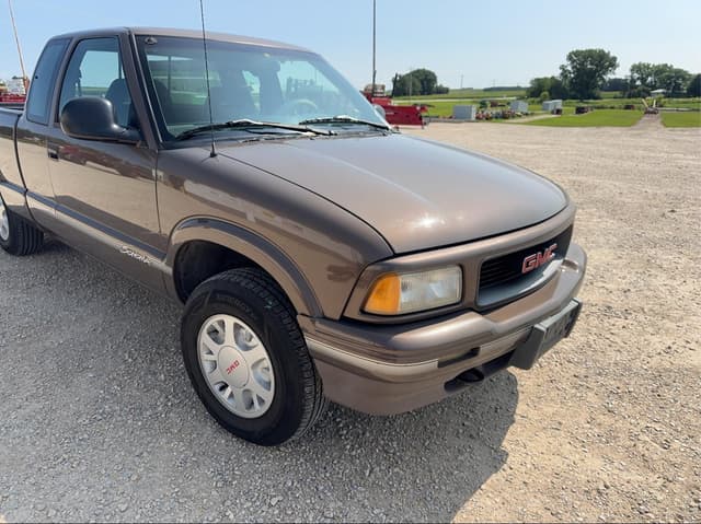 Image of GMC Sonoma equipment image 3