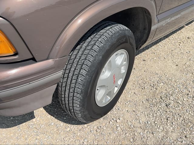 Image of GMC Sonoma equipment image 2