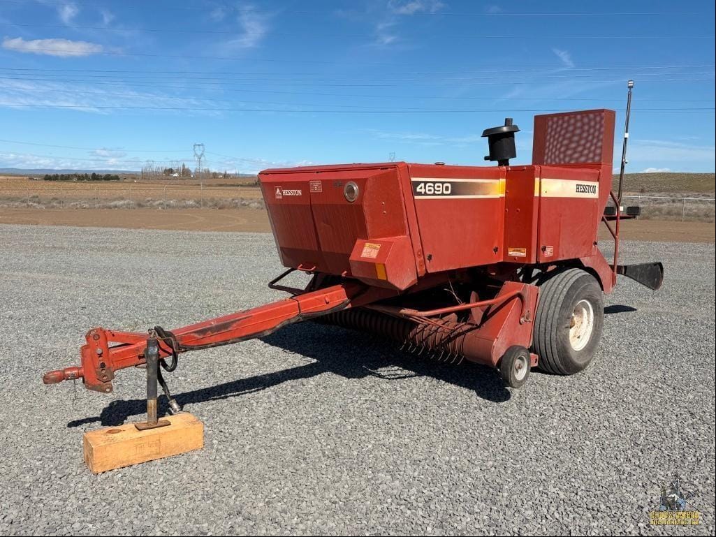 1997 Hesston 4690 Equipment Image0